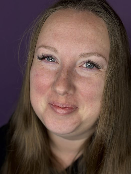 Нарощення і ламінування вій фарбування та корекція брів