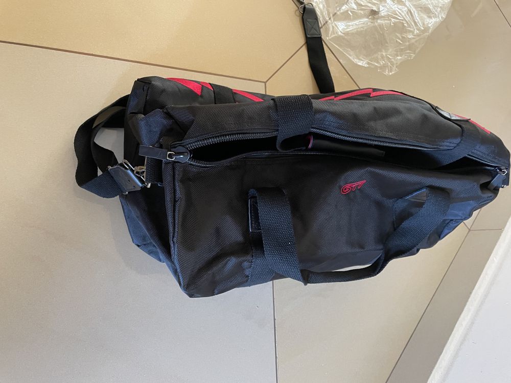 Nowa pojemna torba podróżna lub na siłownię  kolor czarny