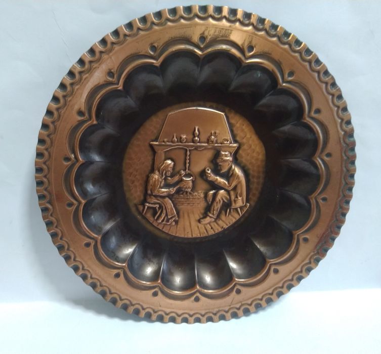 Pratos em cobre de parede antigos