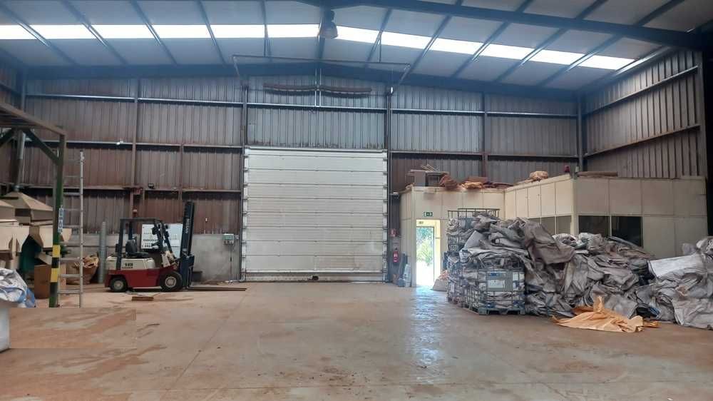 Armazém com 812 m2 num terreno com 51000 m2, Montijo.