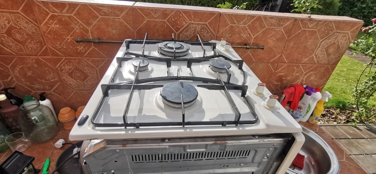 Газова плита з духовкою Hotpoint-Ariston