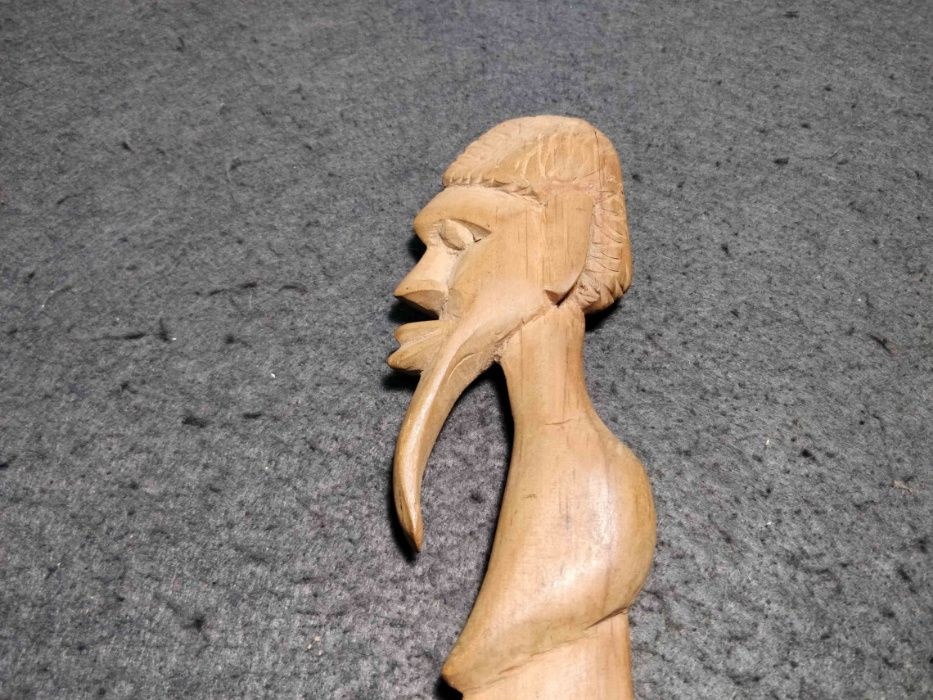 Antigo punhal africano em madeira. Grande dimensão