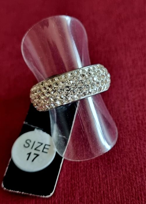 Anel/aliança prateado, em aço, com 5 fiadas de zirconias. T17