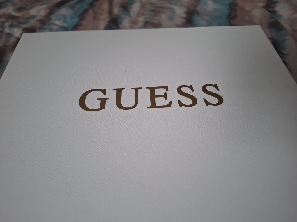 Продам кроссовки  Guess