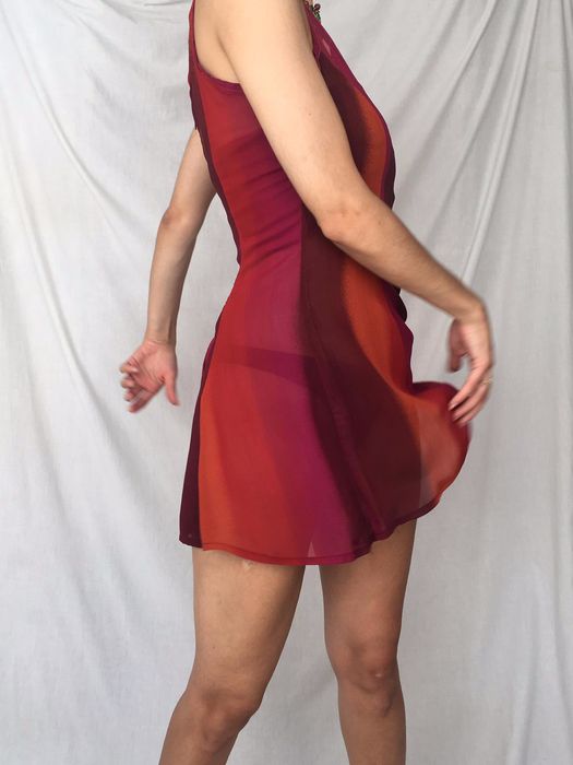 Vestido curto com degradê em tons rosa e vermelho