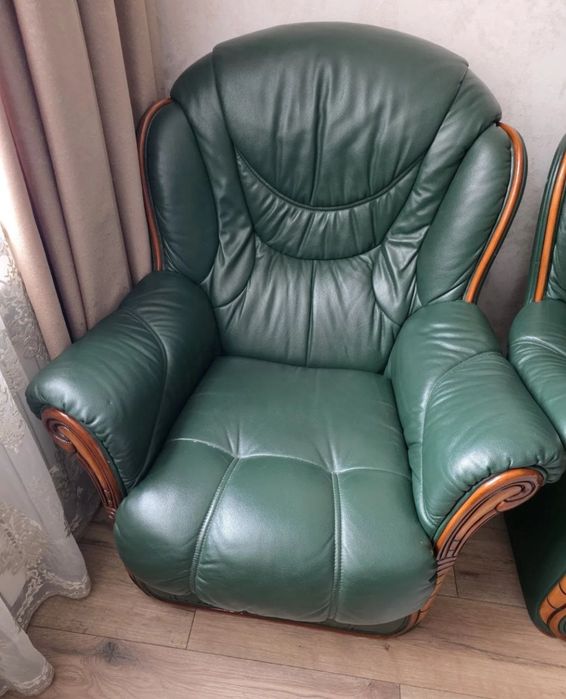 Продам диван с креслами кожаные
