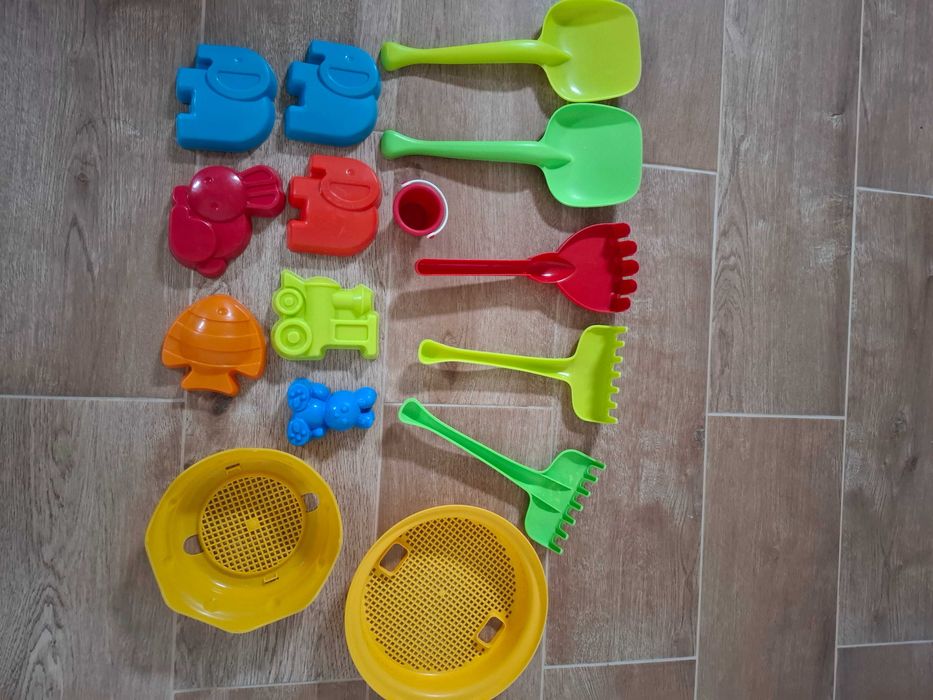 Lote brinquedos de praia: balde, pás, ancinhos, peneiras, moldes