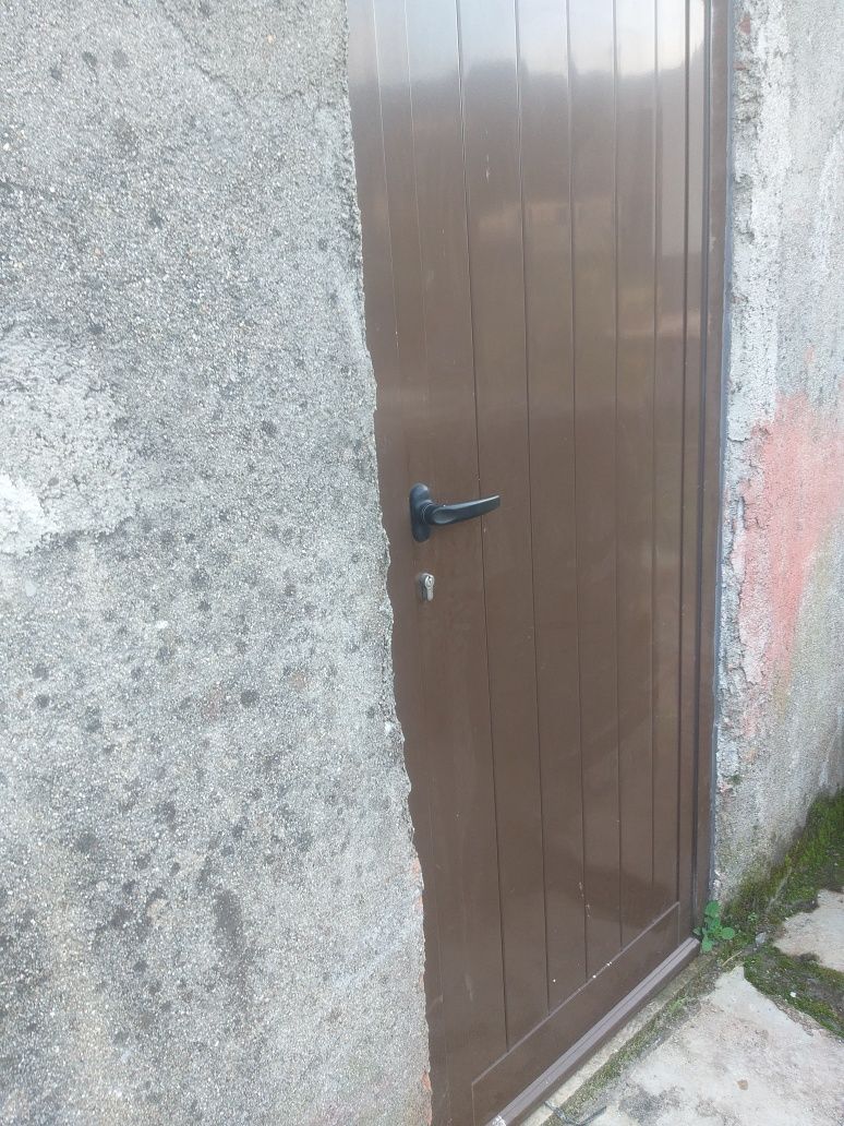 Vende-se porta de alumínio ripada