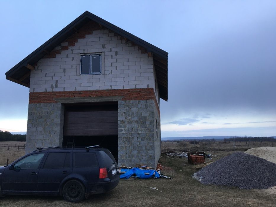 Автоматичні секційні гаражні ворота з монтажем у Львові та Області