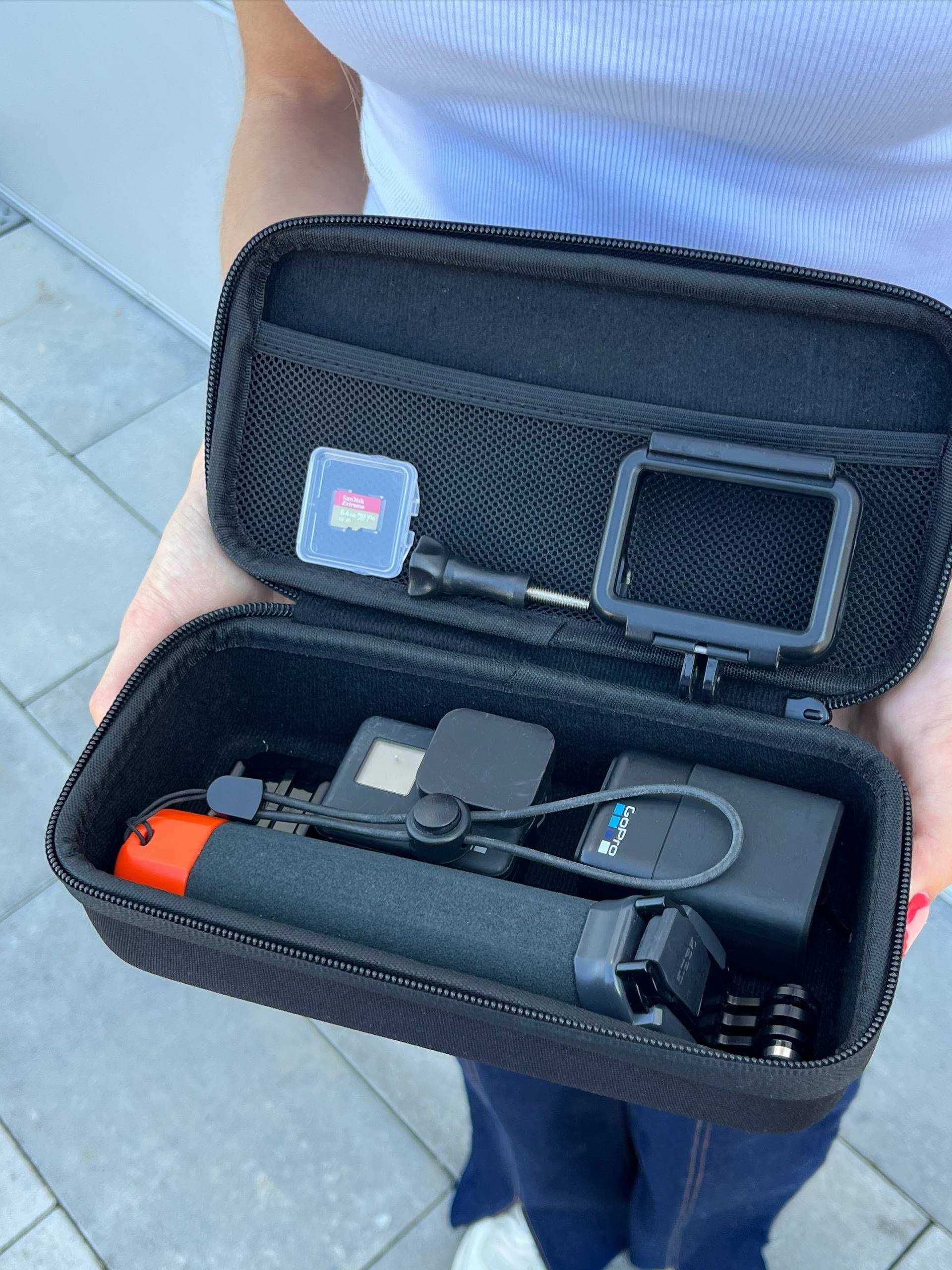 Екшн-камера GoPro HERO 7 black із зарядною станцією.