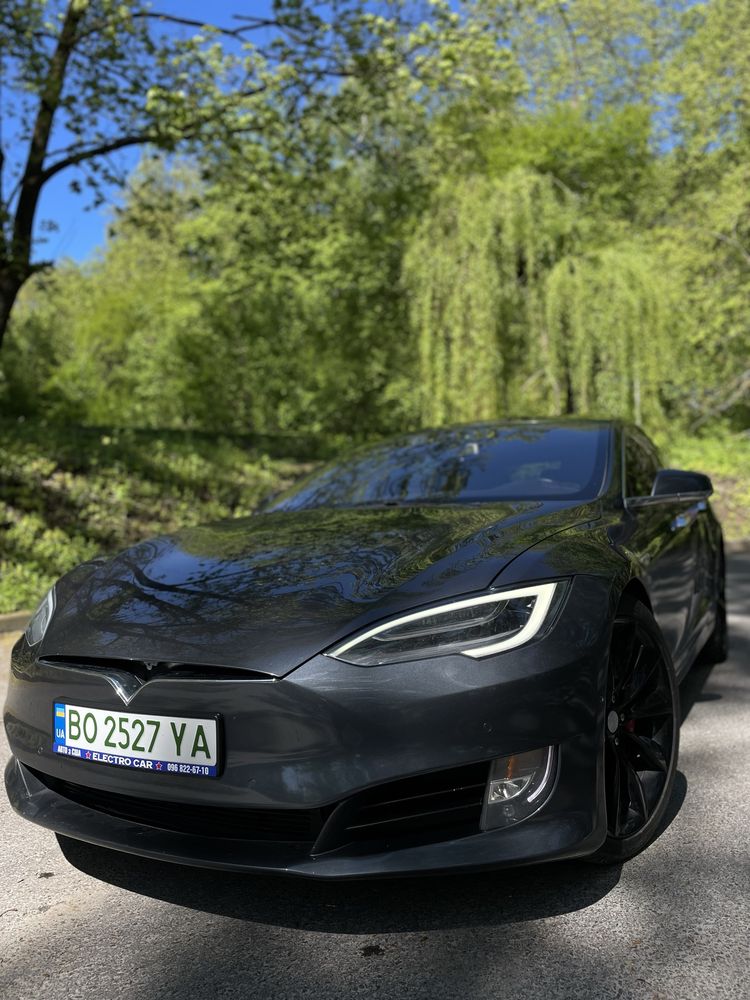 Tesla model S P90D