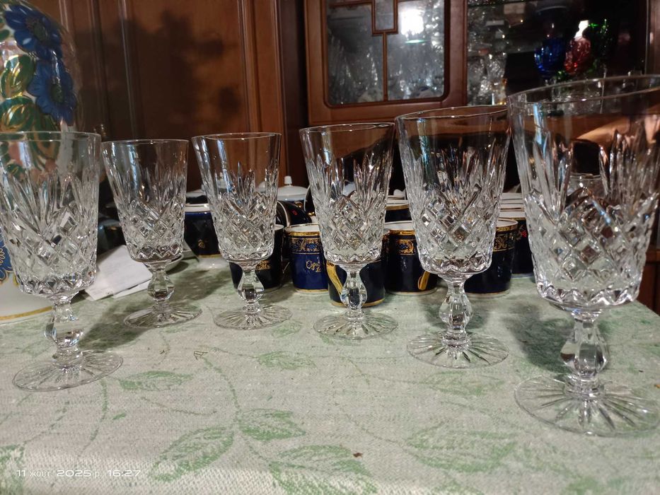 Высокие хрустальные бокалы.