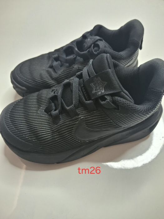 Varios modelos de calçado  de menino