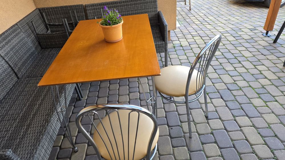 Stół i dwa krzesła