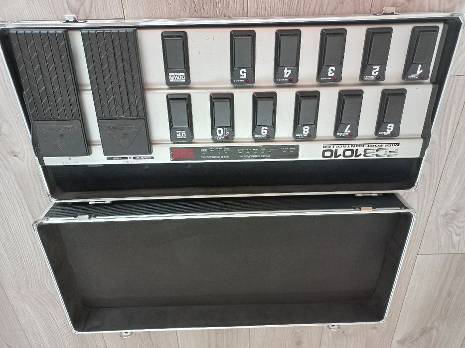 MIDI controler Behringer FCB1010 + kabel midi (Autograf)