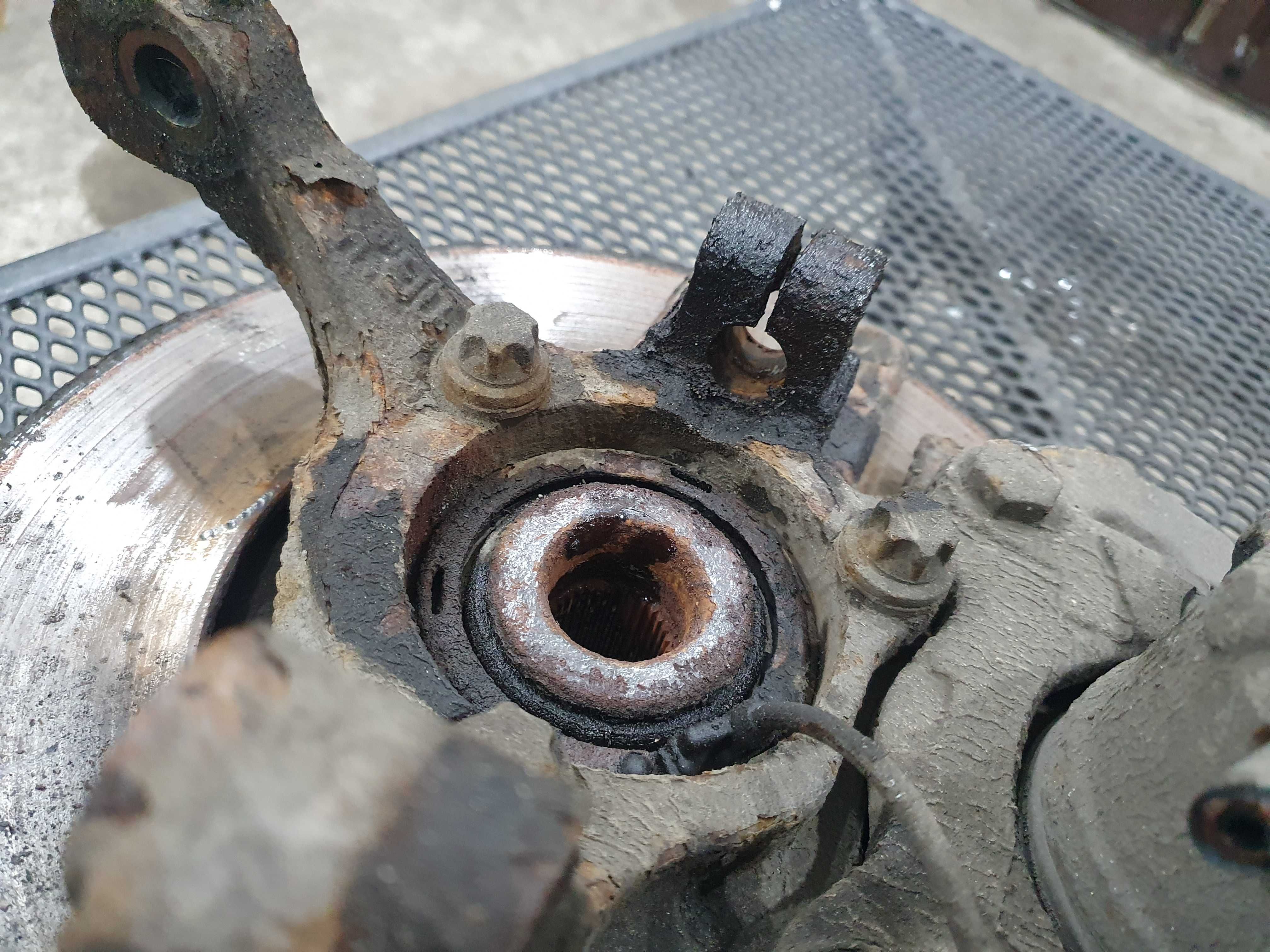 Zwrotnica piasta zacisk Opel Astra 3 H III 1.4 benzyna 4x100 prawy