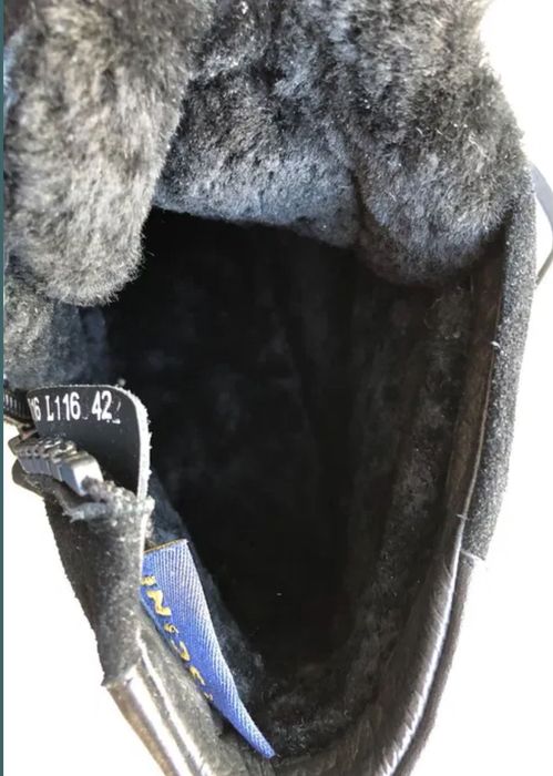 Черевики з натурального замшу з натуральним хутром всередині.