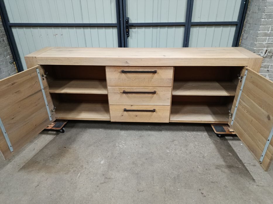 Nowa komoda z  dzikiego dębu. OUTLET. 222 cm. Ciche domykanie.