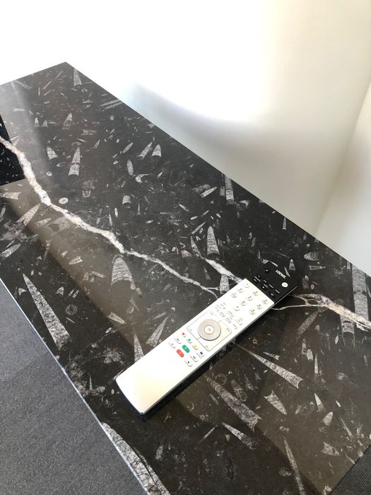 Mesa em pedra e aço cinzento antracite