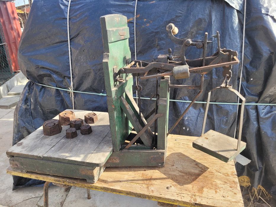 Balança antiga de madeira e ferro com pesos