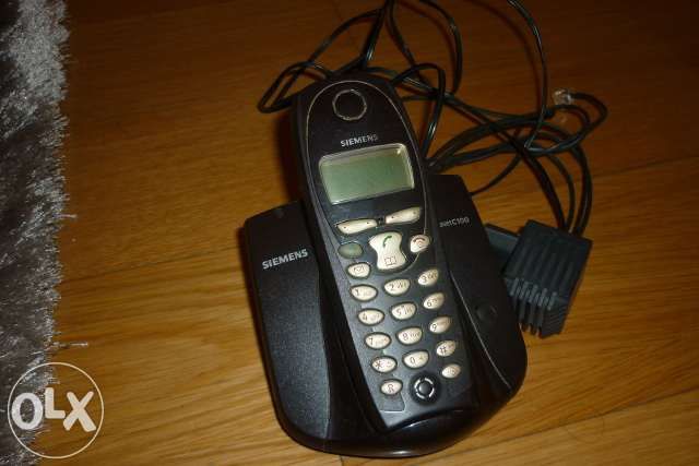 Rádios despertador e telefone sem fios.