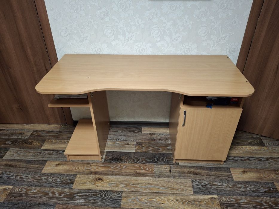 Комп'ютерний стіл