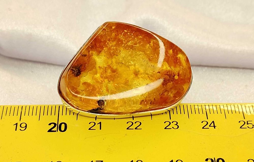 Srebrny pierścionek z bursztynem