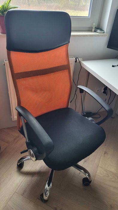 Fotel biurowy czarno-pomarańczowy