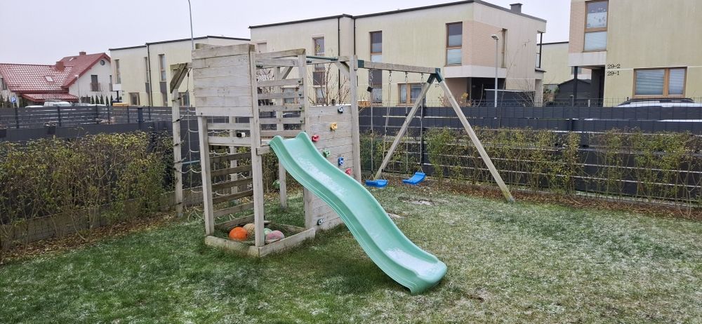Drewniany plac zabaw dla dzieci – huśtawki, ścianka wspinaczkowa, zjeż