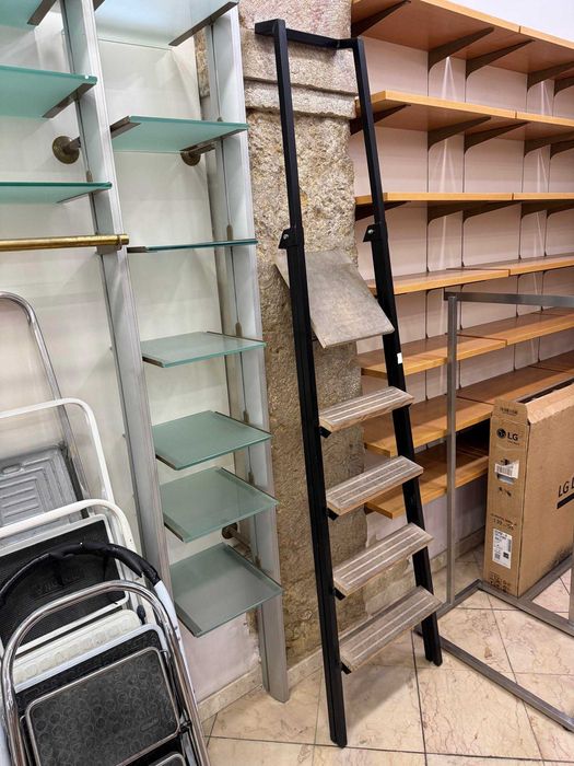 Escadote estrutura super-resistente em ferro com piso de madeira