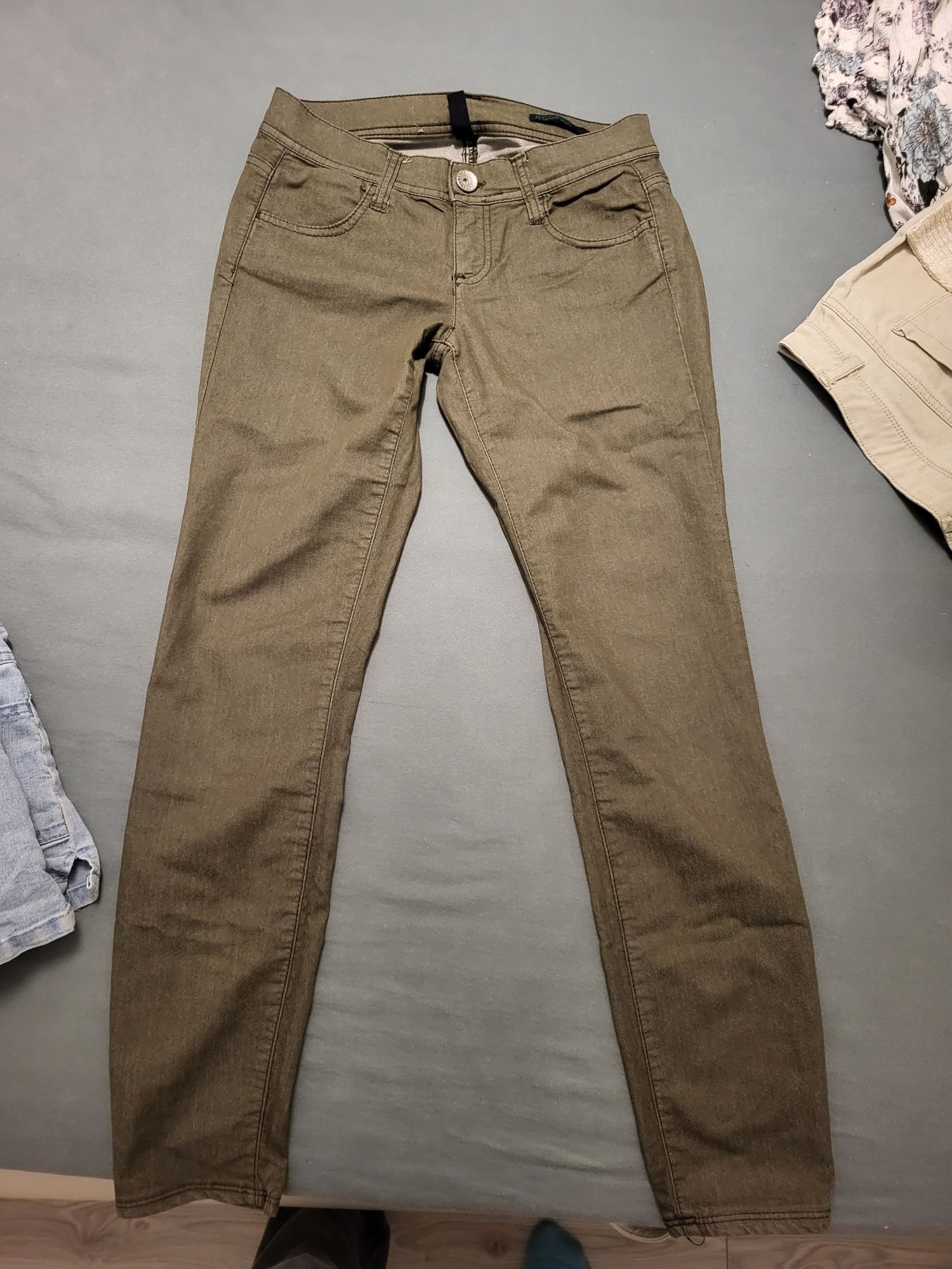 Sprzedam spodnie damskie Benetton khaki r.28