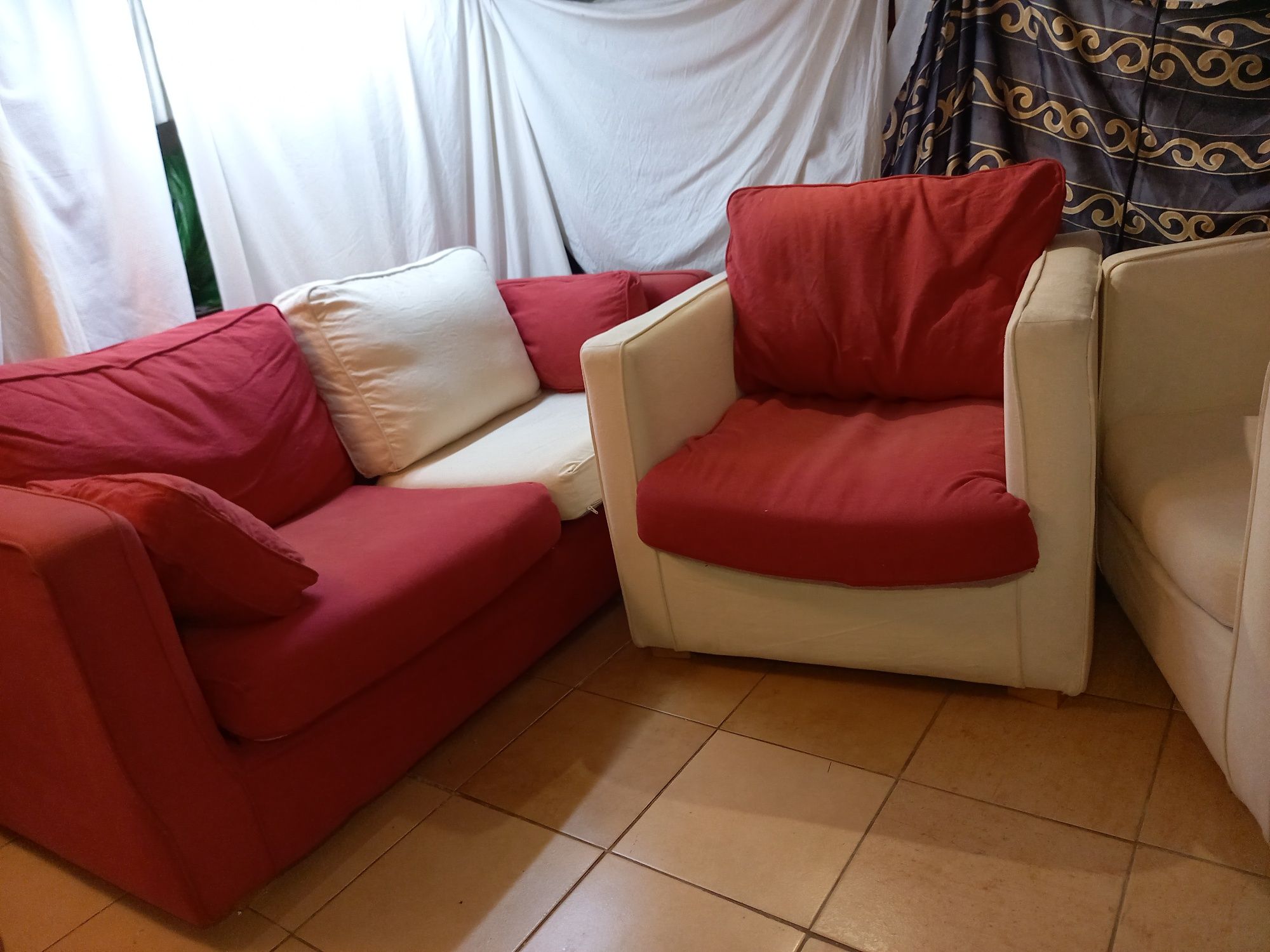 Sofa czerwona z funkcją i dwa białe fotele