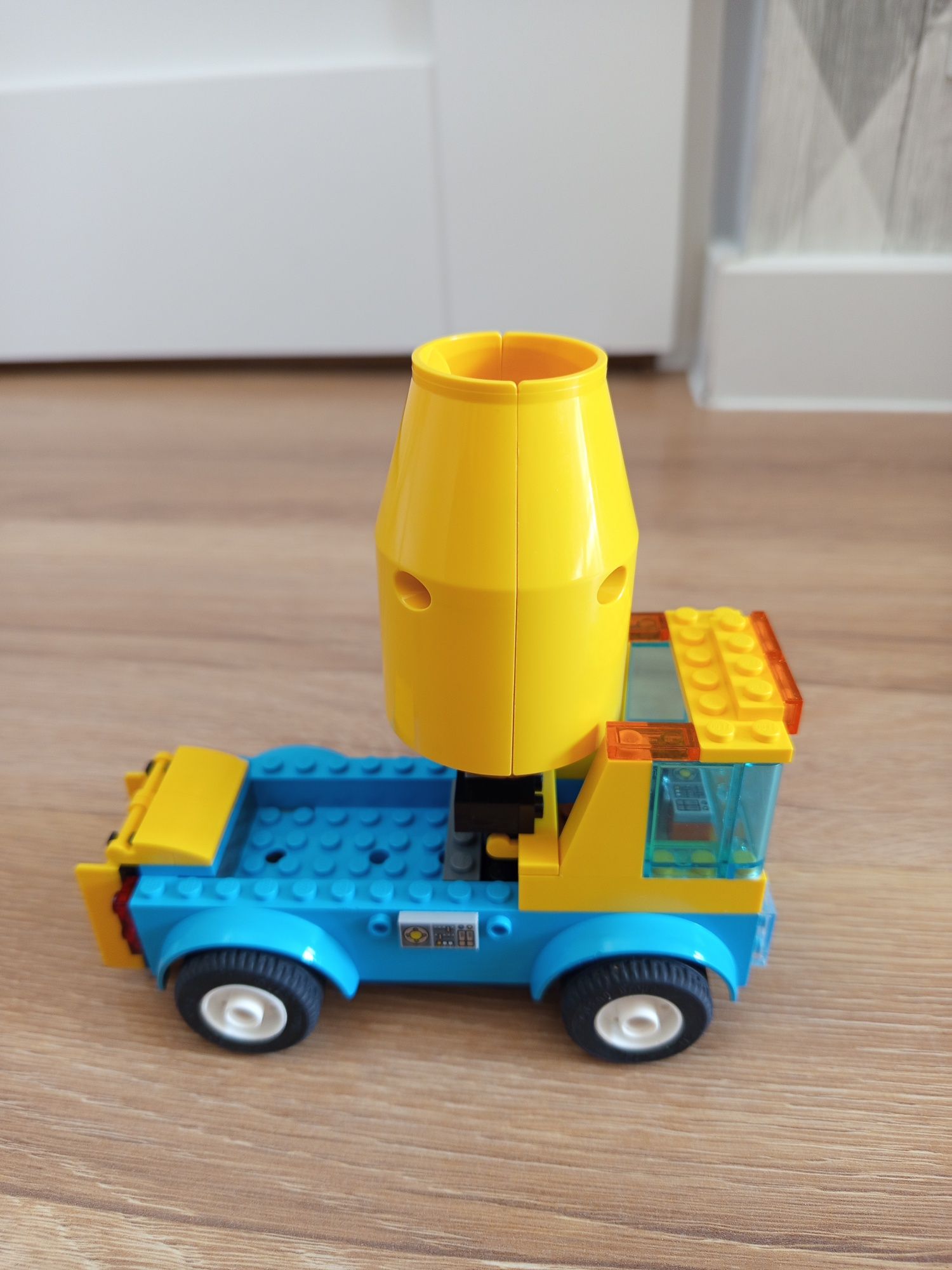 LEGO City 60325 Ciężarówka z betoniarką