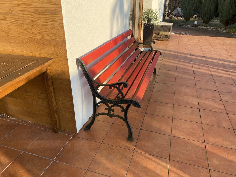 Ławka  ogrodowa czerwona