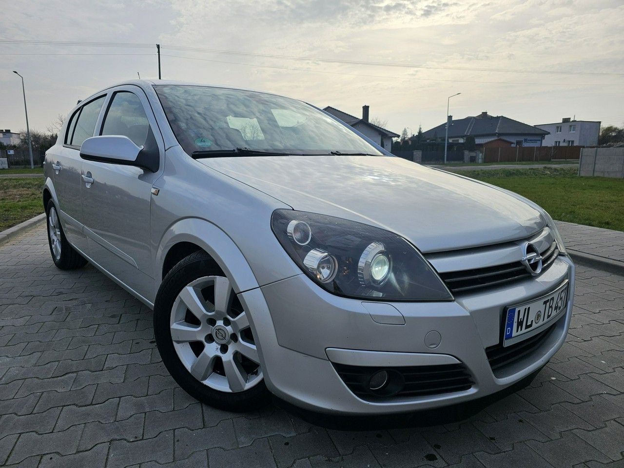 Opel Astra Opel Astra 1.8 benz. Xenon, czujniki PDC, hak, sprowadzona