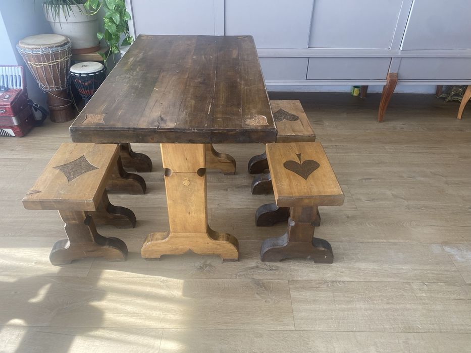 Stół z ławką i zydlami