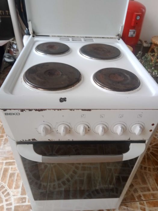 Продам електроплиту з духовкою. Все в робочому стані.