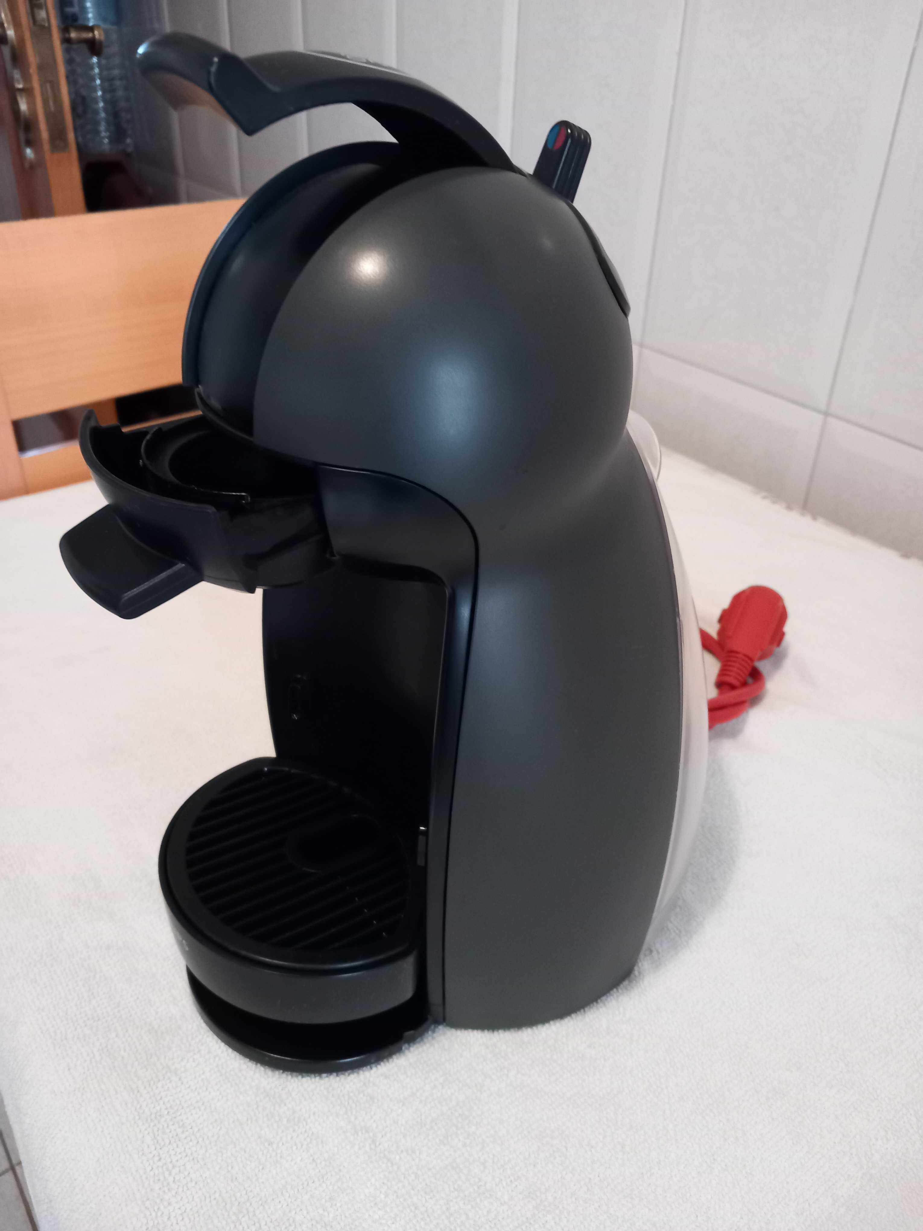 Máquina de café da marca krups. Nescafé Dolce Gusto.