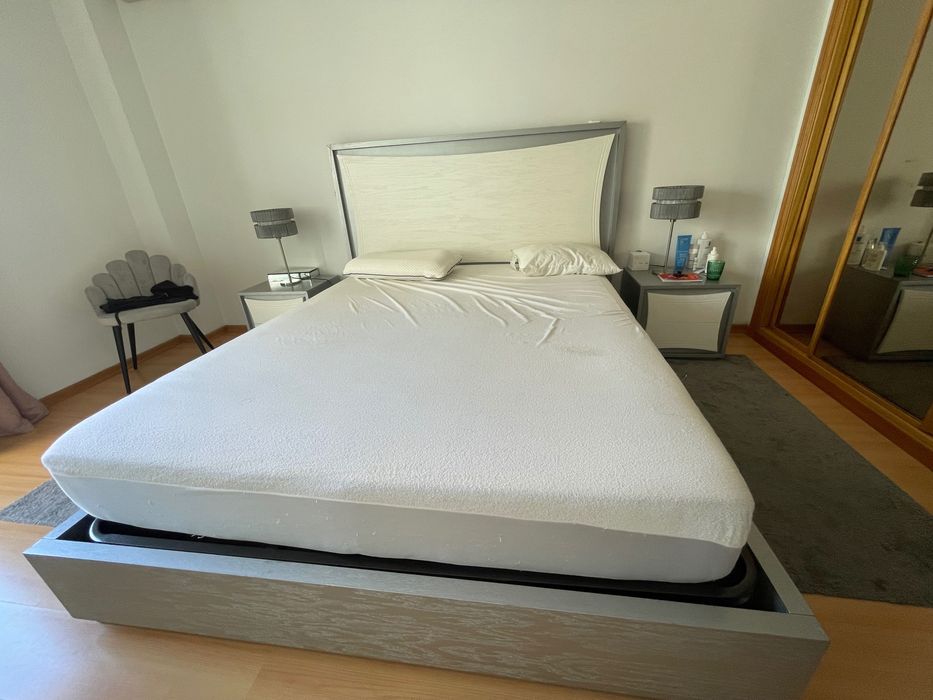 Cama e mesinhas de cabeceiras + Estrado