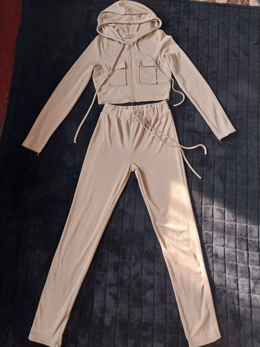 Спортивний жіночій костюм