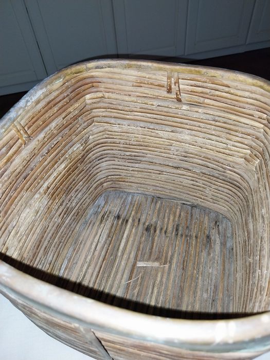 Cesto de verga ( não sei se é bambu fininha) e metal dourado( latão gr