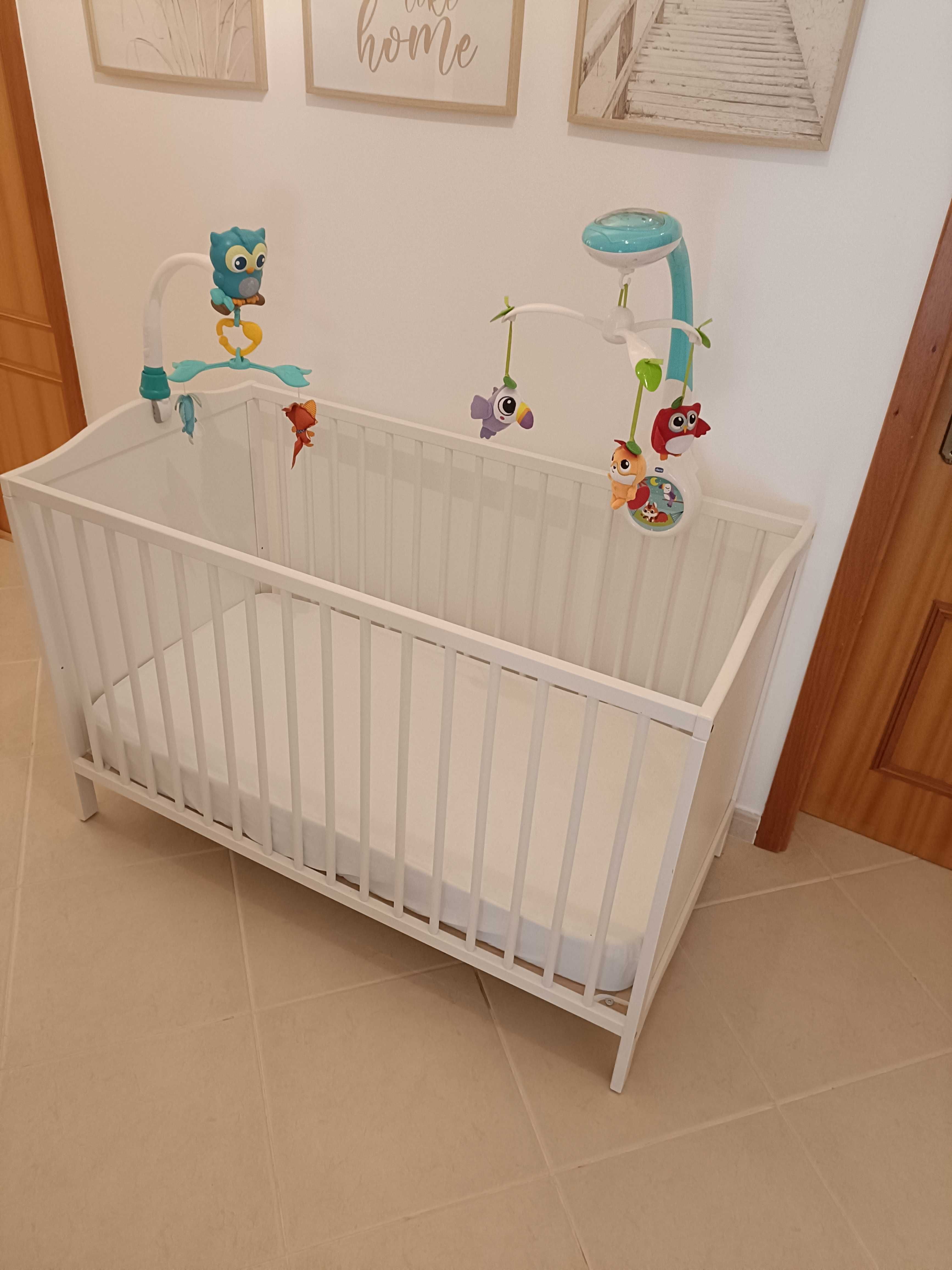 Berço bebe + colchão + capa colchão + 2 móbiles