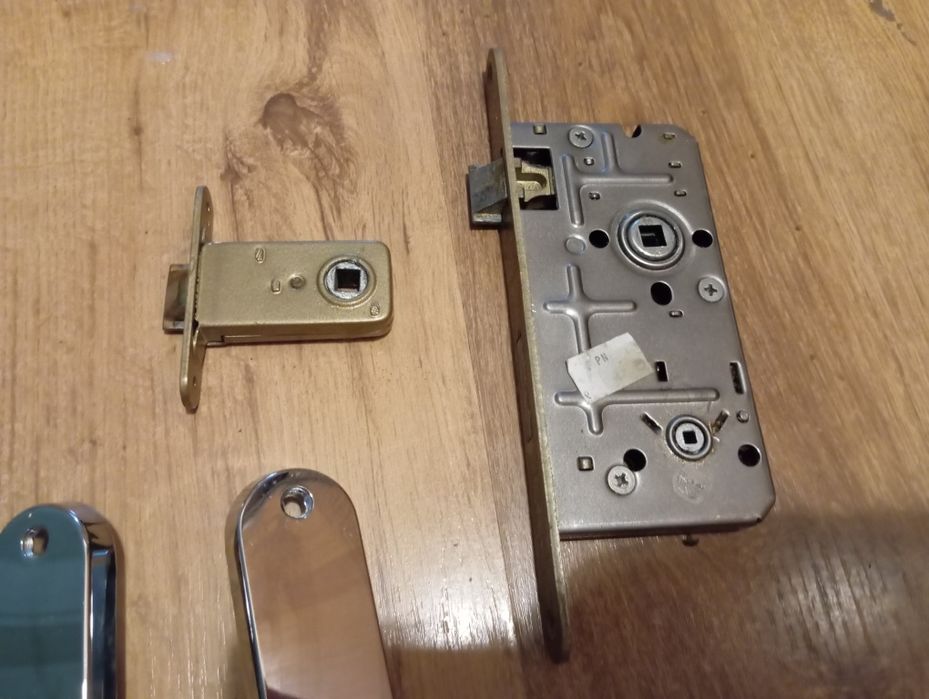 Dwie pary klamek do drzwi łazienka pokój zamek