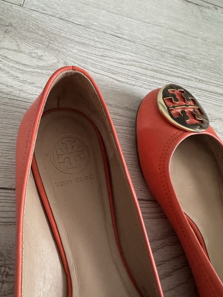 Balerinki tory burch mokasyny logo slip on skorzane
