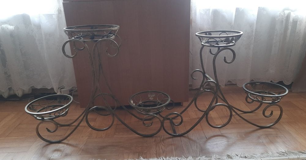 Кованые подставки для цветов.