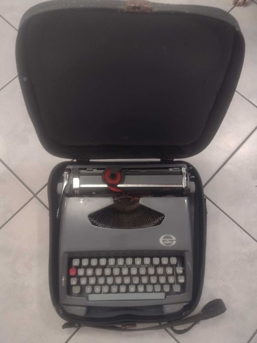 Stara maszyna z lat 70do pisania,
