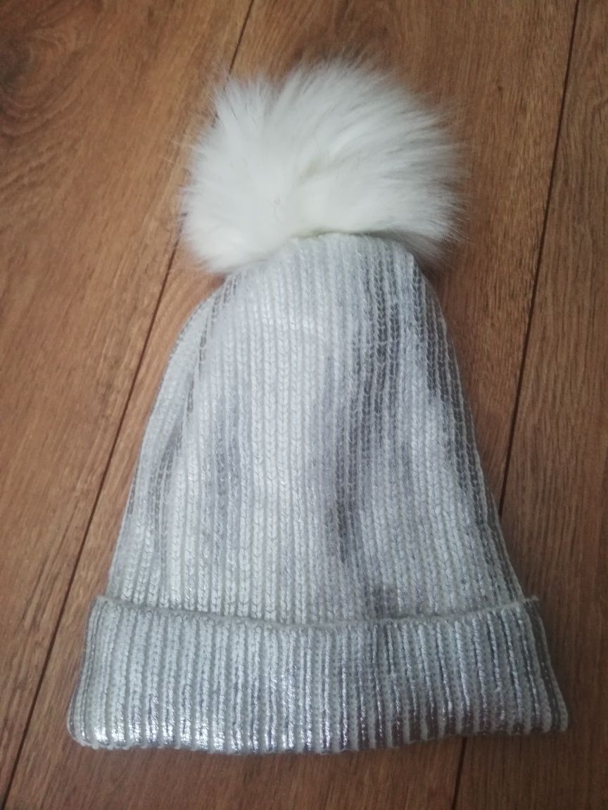 Srebrna czapka na zime z pomponem i futerkiem