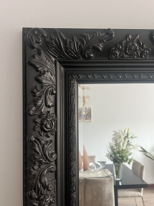 Espelho com moldura em gesso