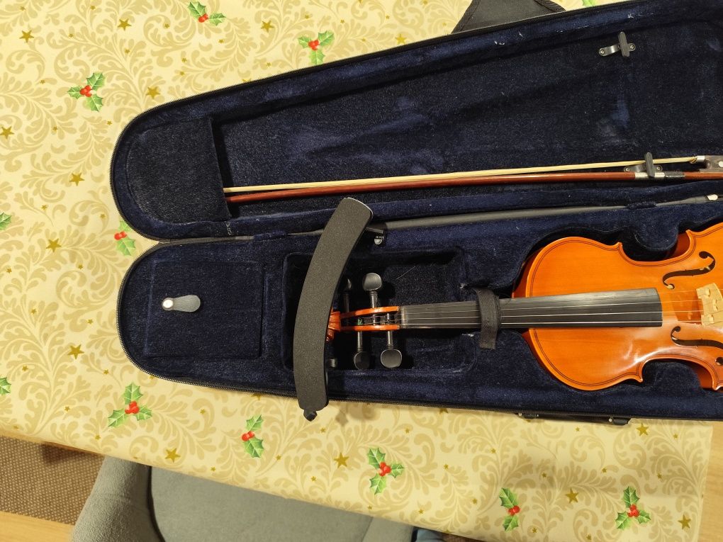 Violino 3/4 completo.