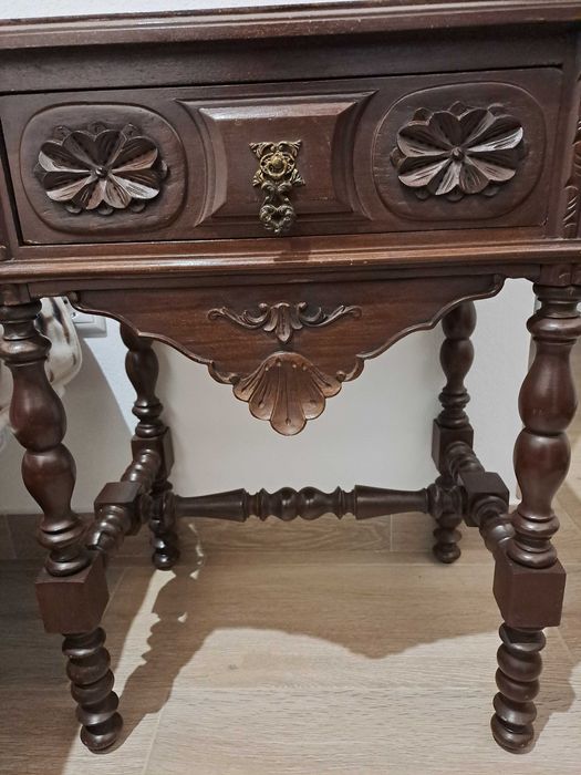 Conjunto de duas mesas de cabeceira